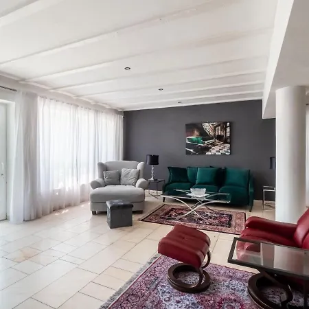 Hébergement de vacances Luxurious With A Private Garden