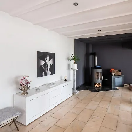 Holiday home Luxurious With A Private Garden