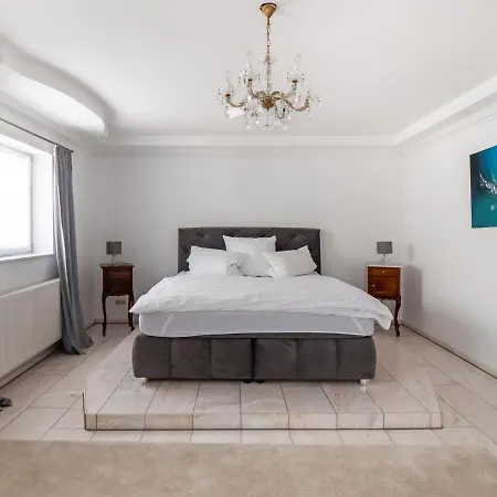 Holiday home Luxurious With A Private Garden