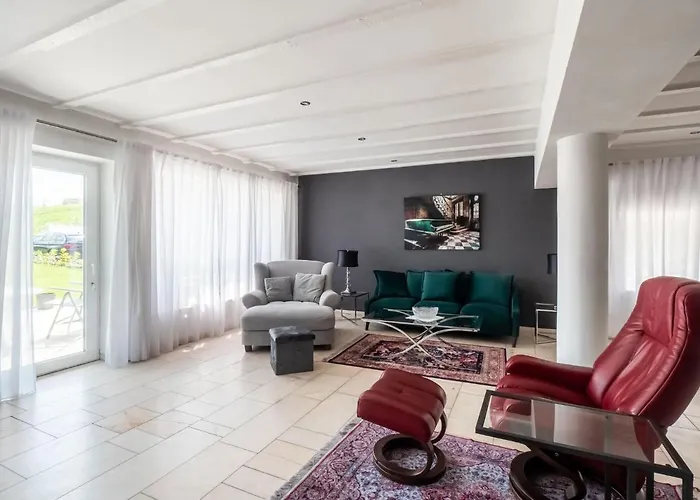 בית נופש Luxurious With A Private Garden