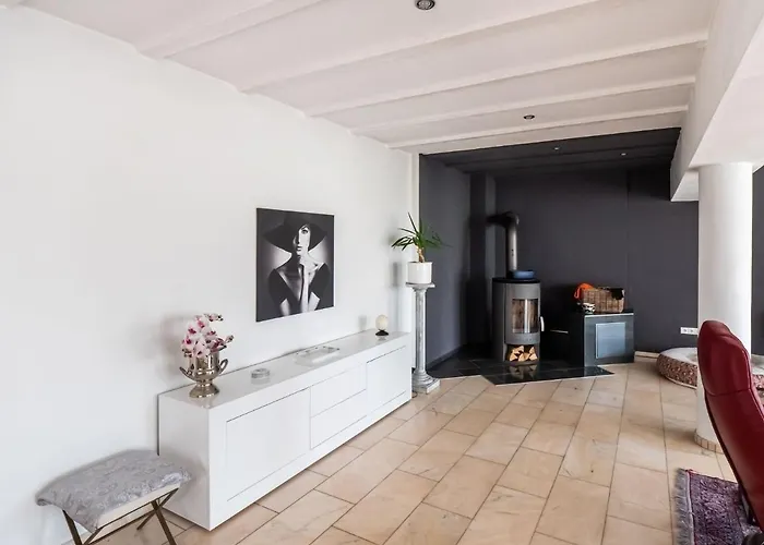 בית נופש Luxurious With A Private Garden