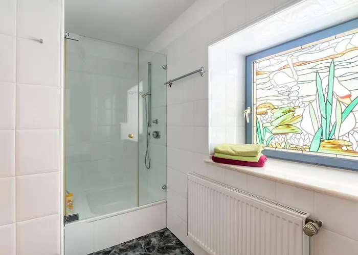 בית נופש Luxurious With A Private Garden Ditscheid