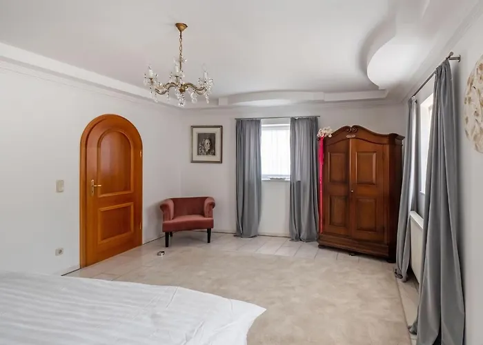 בית נופש Luxurious With A Private Garden Ditscheid