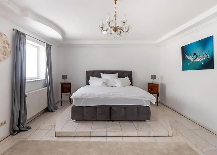 בית נופש Luxurious With A Private Garden