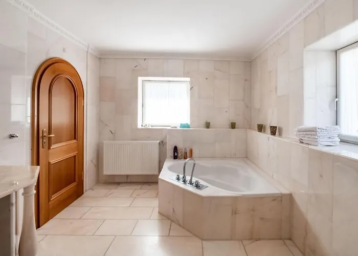 Luxurious With A Private Garden בית נופש *